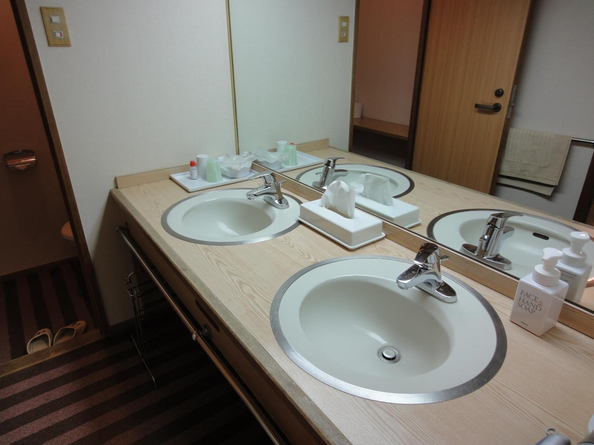 Miyajima Hotel Makoto Hatsukaichi Exteriör bild